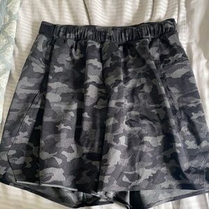LULULEMON SIZE SMALL MENS 6” SURGE SHORT. CAMO.